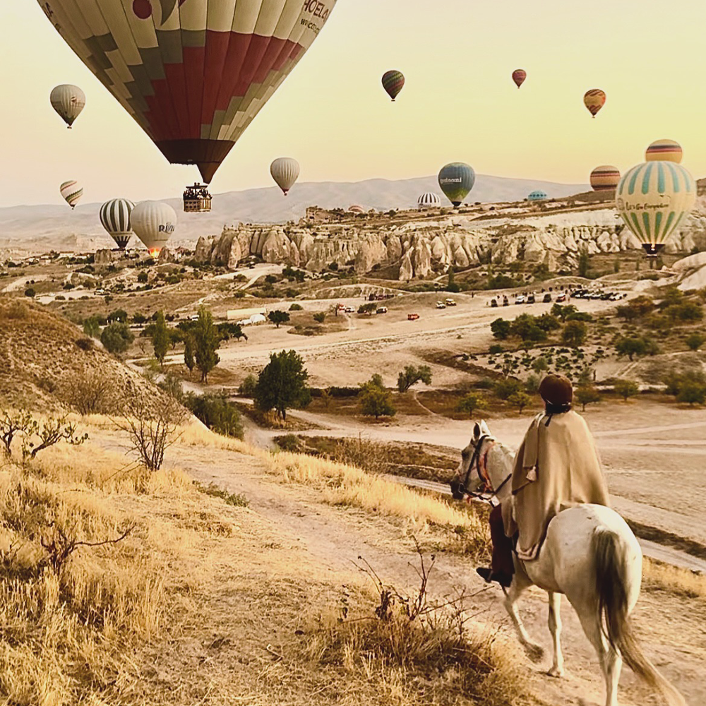 Gün Doğumu At Turu Balonların Altında